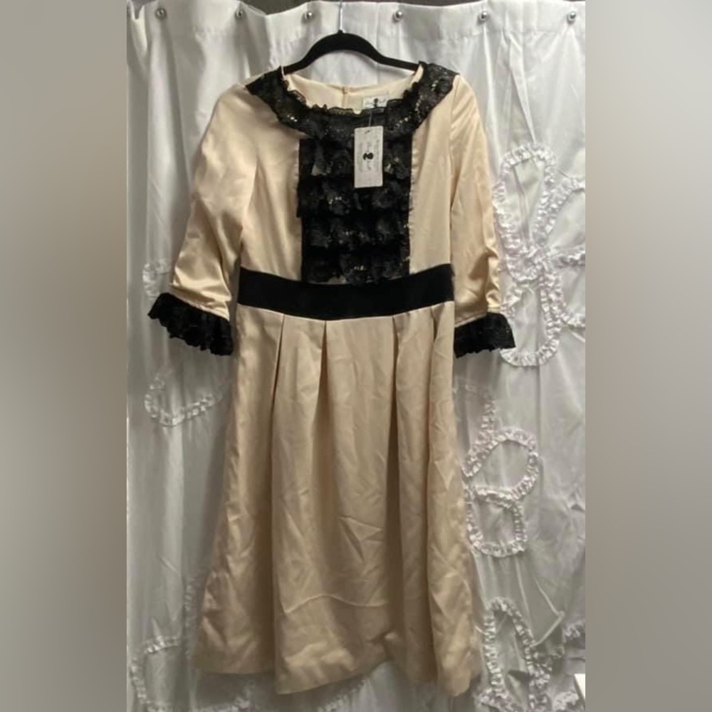 Dainty Jewells midi dress. Size Medium